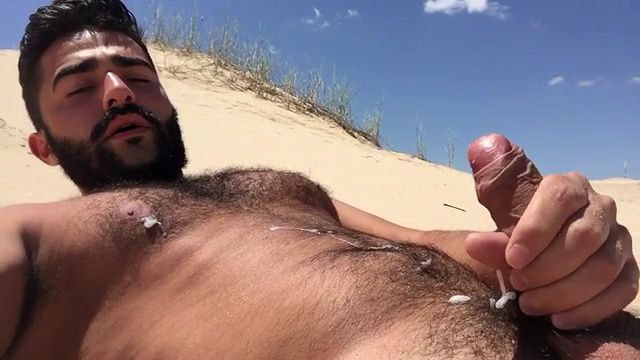 Видео Мужик Дрочит На Пляже На Женщину