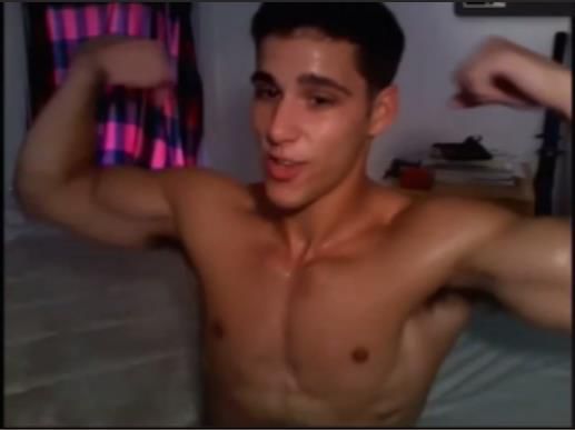 Amateur muscle guy jerks off in bed.