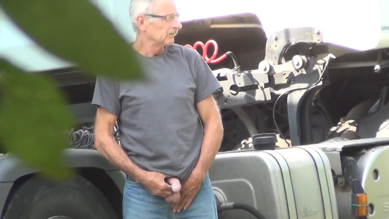 ♺ EricDeman HD Compilation Part 1 - truckers caught peeing (720p50) .