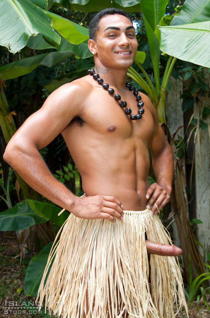 ♺ Buff Hawaiian stud dances hula naked with a boner.