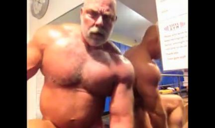 Amateur - Daddy changes, works out and flexes his muscles in gym (TexBearJo...