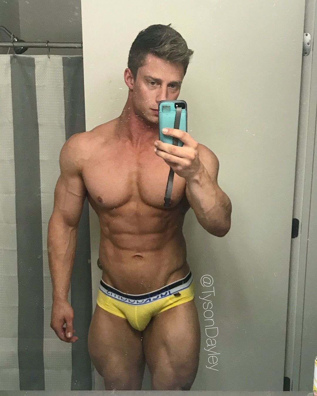 Tyson Dayley торс