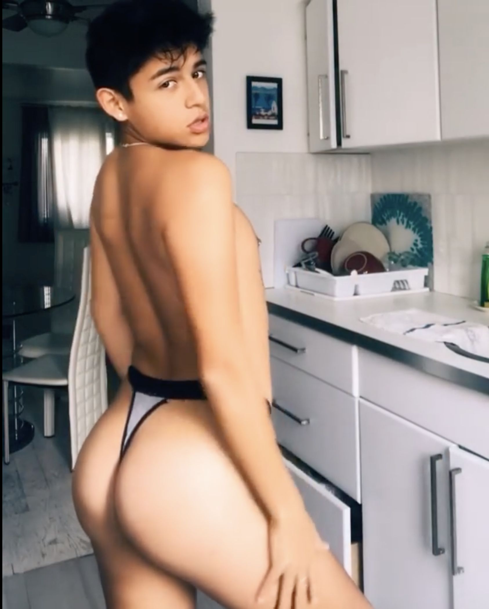 Spanish model Wawito twerking 