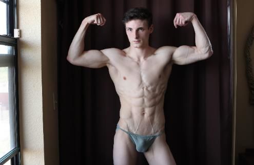 Chris muscles show on cam